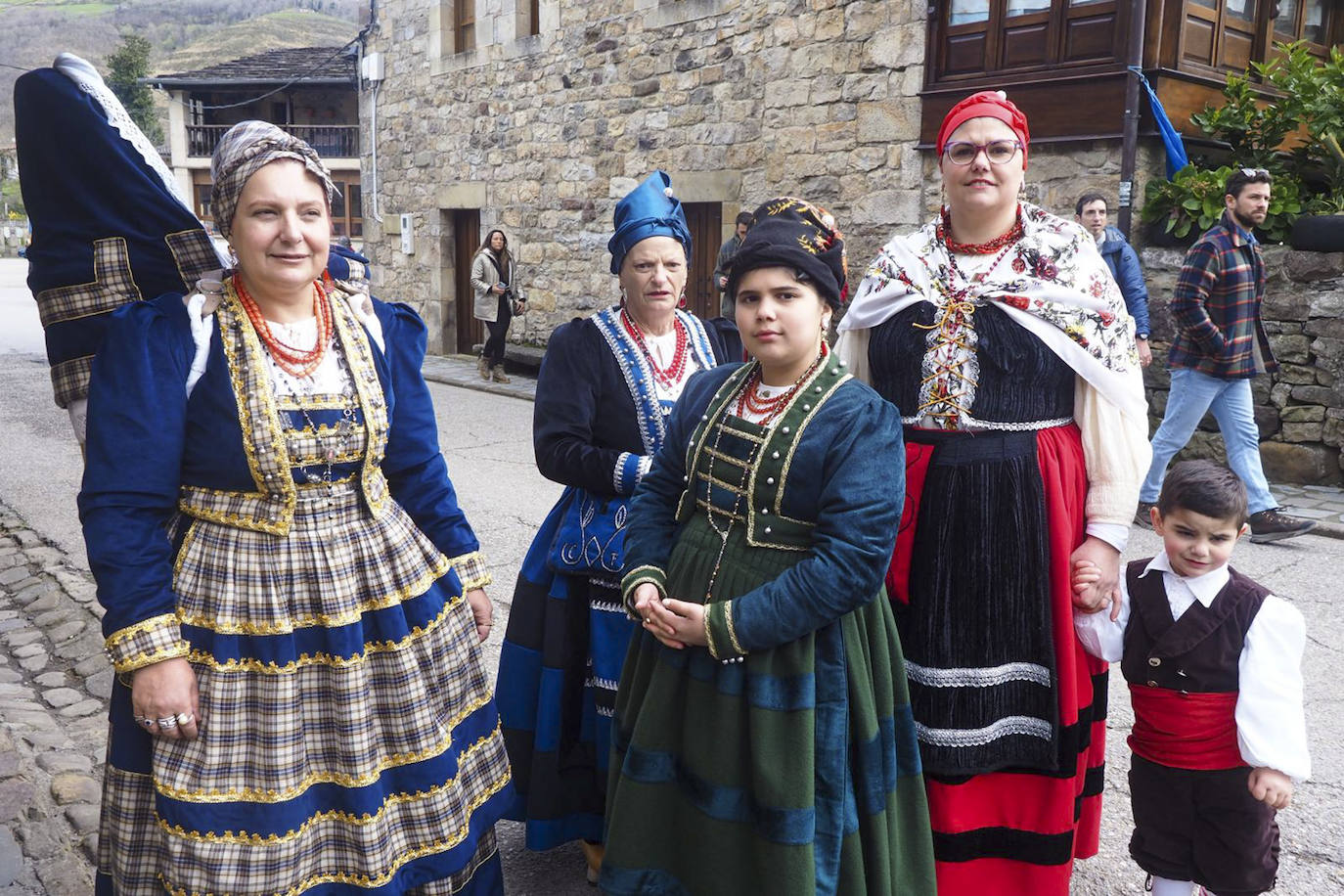 Mujeres vestidas con el atuendo tradicional de las pasiegas